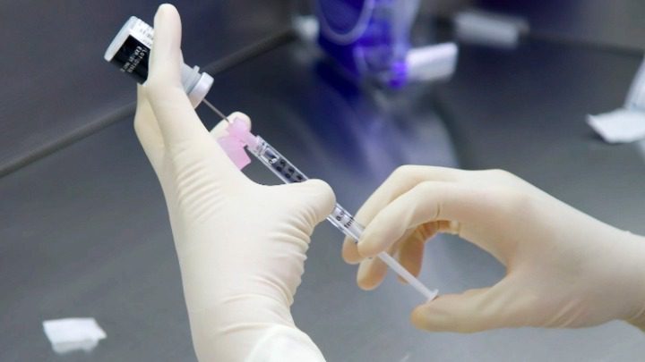 Airfinity: Pfizer και η Moderna θα διπλασιάσουν σχεδόν τις πωλήσεις εμβολίων το 2022