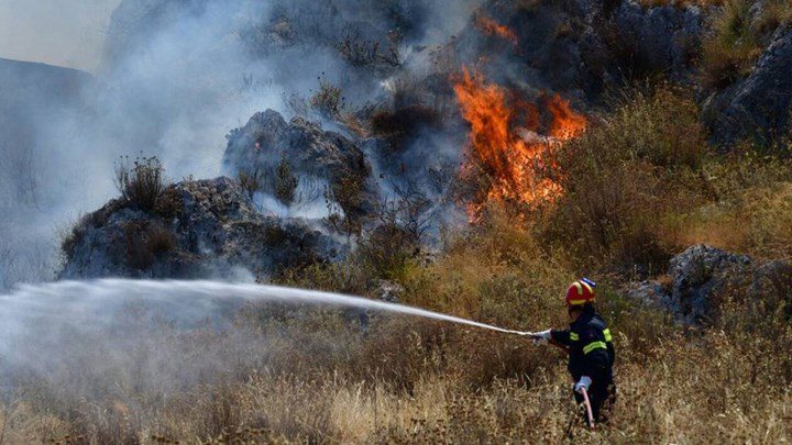 Πυρκαγιές: Πύρινα μέτωπα σε Αρκαδία, Εύβοια – Υπό μερικό έλεγχο σε Θεσσαλονίκη, Ροδόπη