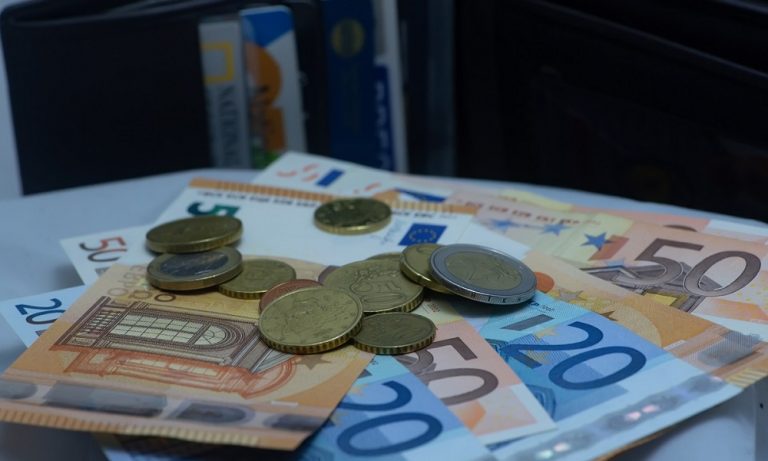 Μείωση 3,3 δισ. ευρώ ή 2,7% πέρσι στο διαθέσιμο εισόδημα των νοικοκυριών