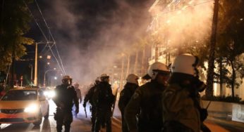 Ένταση και χημικά στο κέντρο της Αθήνας σε συγκέντρωση για τον θάνατο του 20χρονου στο Πέραμα