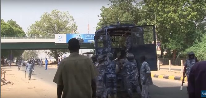 Χάος στο Σουδάν μετά το πραξικόπημα: Ο στρατός πυροβολεί διαδηλωτές