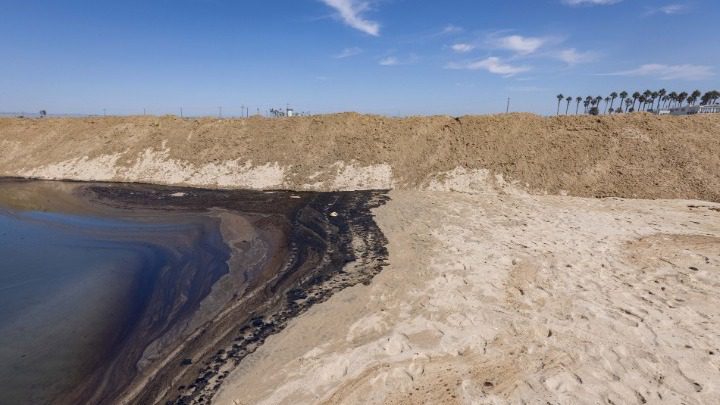 Περιβαλλοντική καταστροφή έχει προκαλέσει πετρελαιοκηλίδα στα ανοικτά της νότιας Καλιφόρνιας