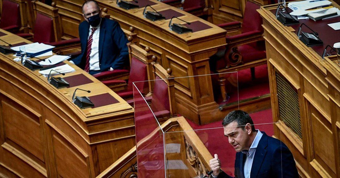 a-tsipras-arsakeiada-sempastian-kourts-mprosta-ston-mitsotaki.jpg
