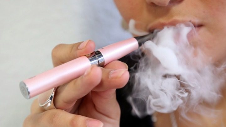 Τα ηλεκτρονικά τσιγάρα σχετίζονται με αυξημένο κίνδυνο για κάταγμα, σύμφωνα με μελέτη