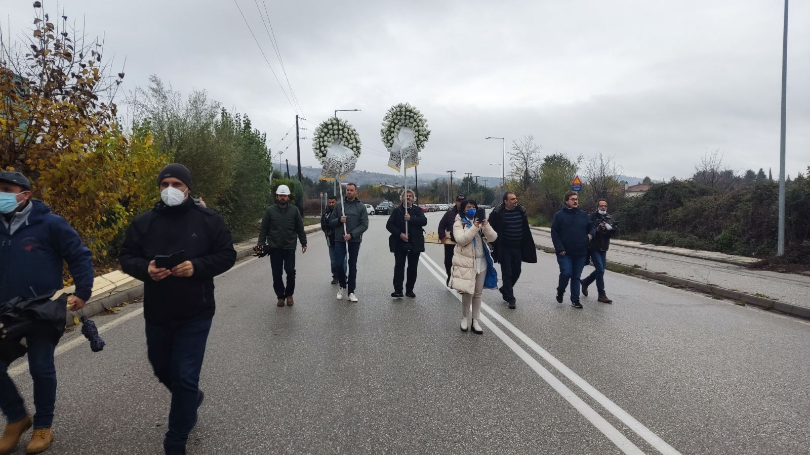 Κοζάνη: Με νεκροστέφανα και μαύρες σημαίες υποδέχτηκαν τον Μητσοτάκη