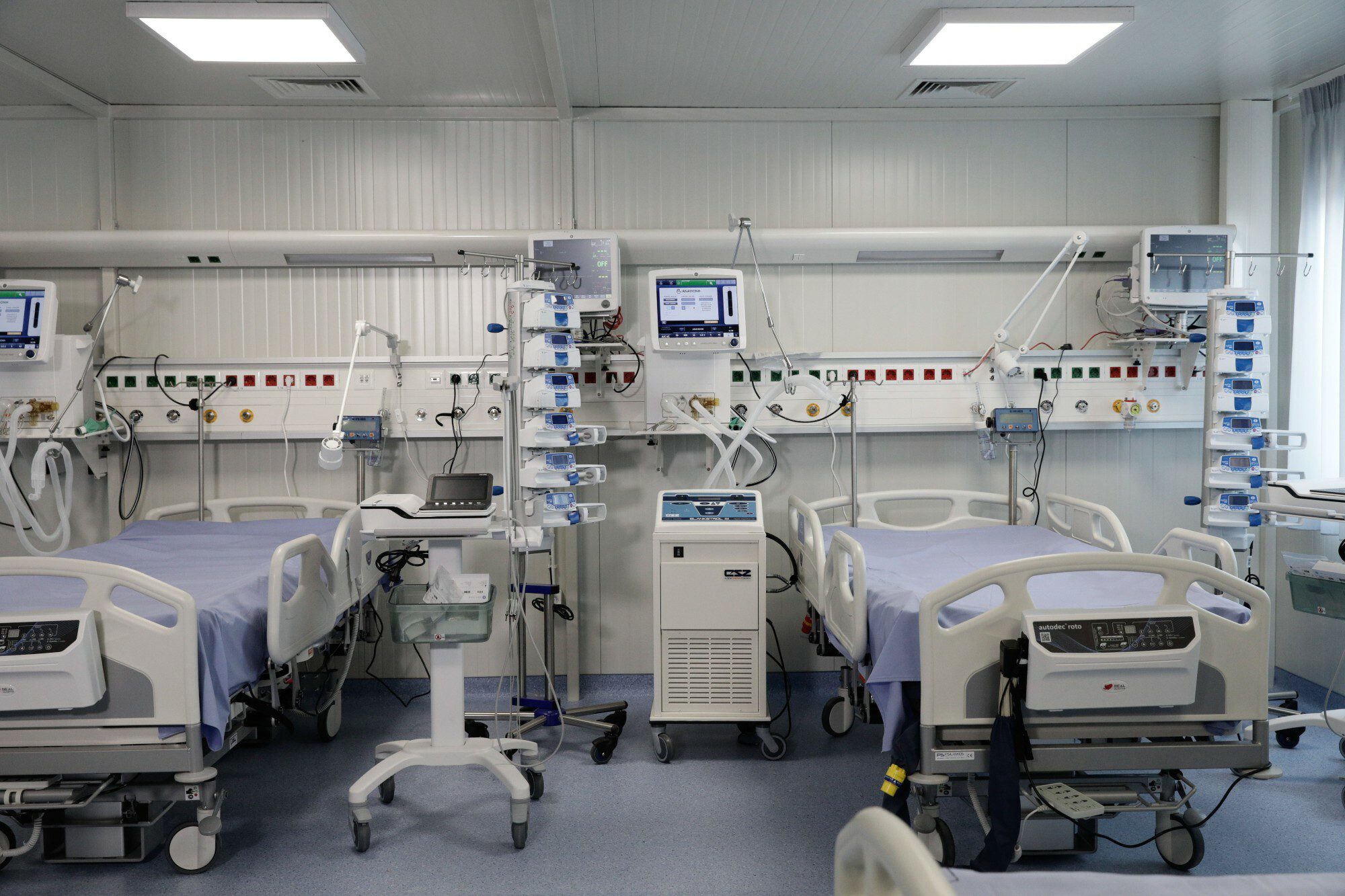 ΣΥΡΙΖΑ: Επιβεβαιώνει ο υπουργός Υγείας ότι 139 ασθενείς βρίσκονται εκτός ΜΕΘ με κίνδυνο για τη ζωή τους; – Έχουν διπλασιαστεί οι κλίνες, απαντά ο Πλεύρης