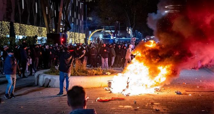 Πανδημία: Βίαια επεισόδια στην Ολλανδία για τα νέα μέτρα – Επτά τραυματίες και 20 συλλήψεις