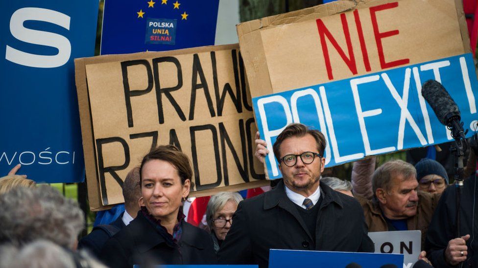Μεγάλο κομμάτι της πολωνικής κοινωνίας αντέδρασε στην προοπτική ενός Polexit