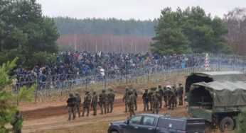 Πολωνία: Μετανάστες συγκεντρώνονται σε φυλάκιο στα σύνορα με τη Λευκορωσία