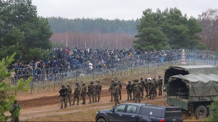 Πολωνία: Μετανάστες συγκεντρώνονται σε φυλάκιο στα σύνορα με τη Λευκορωσία