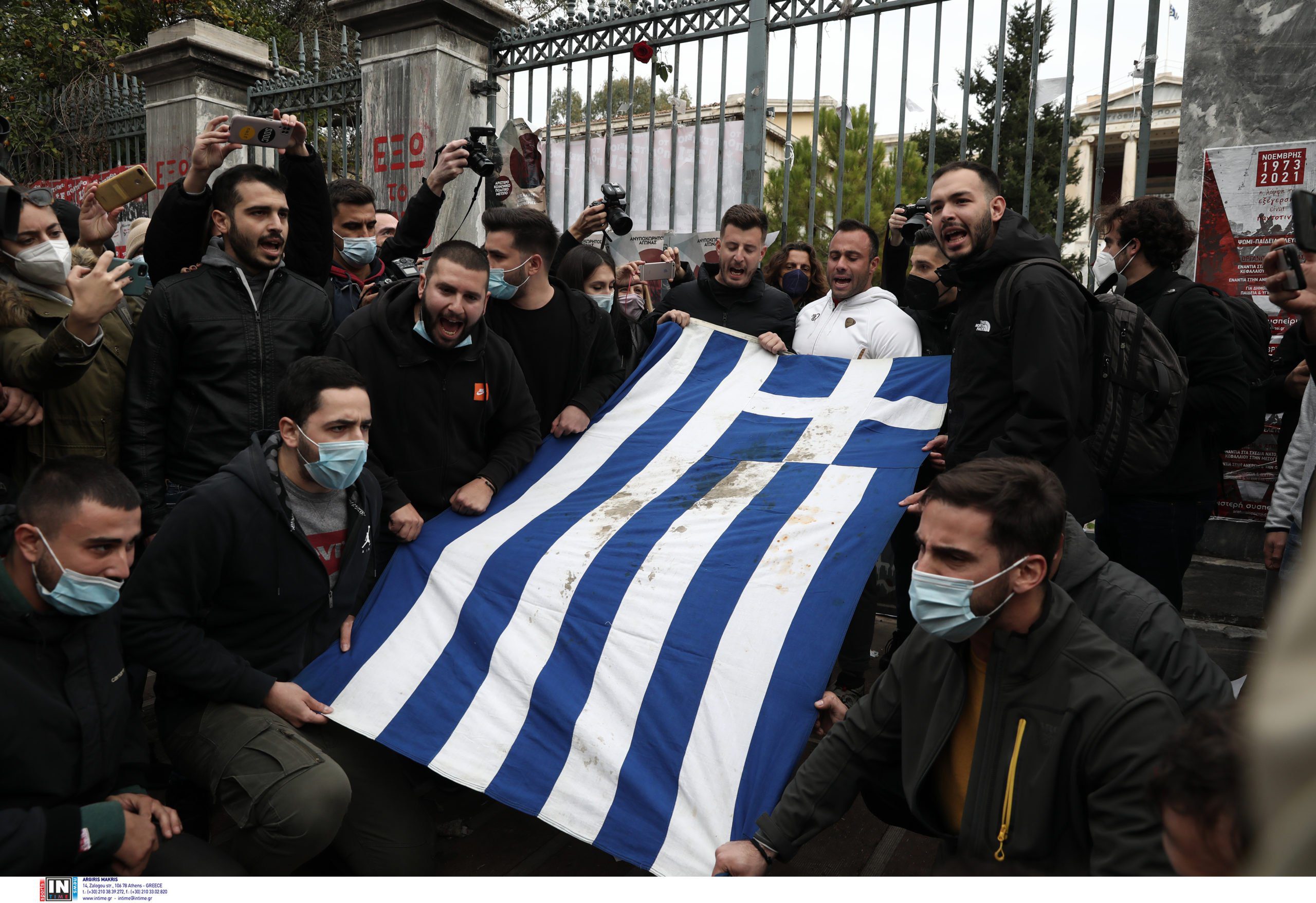 Πολυτεχνείο: Ξεκίνησε η πορεία με την αιματοβαμμένη σημαία