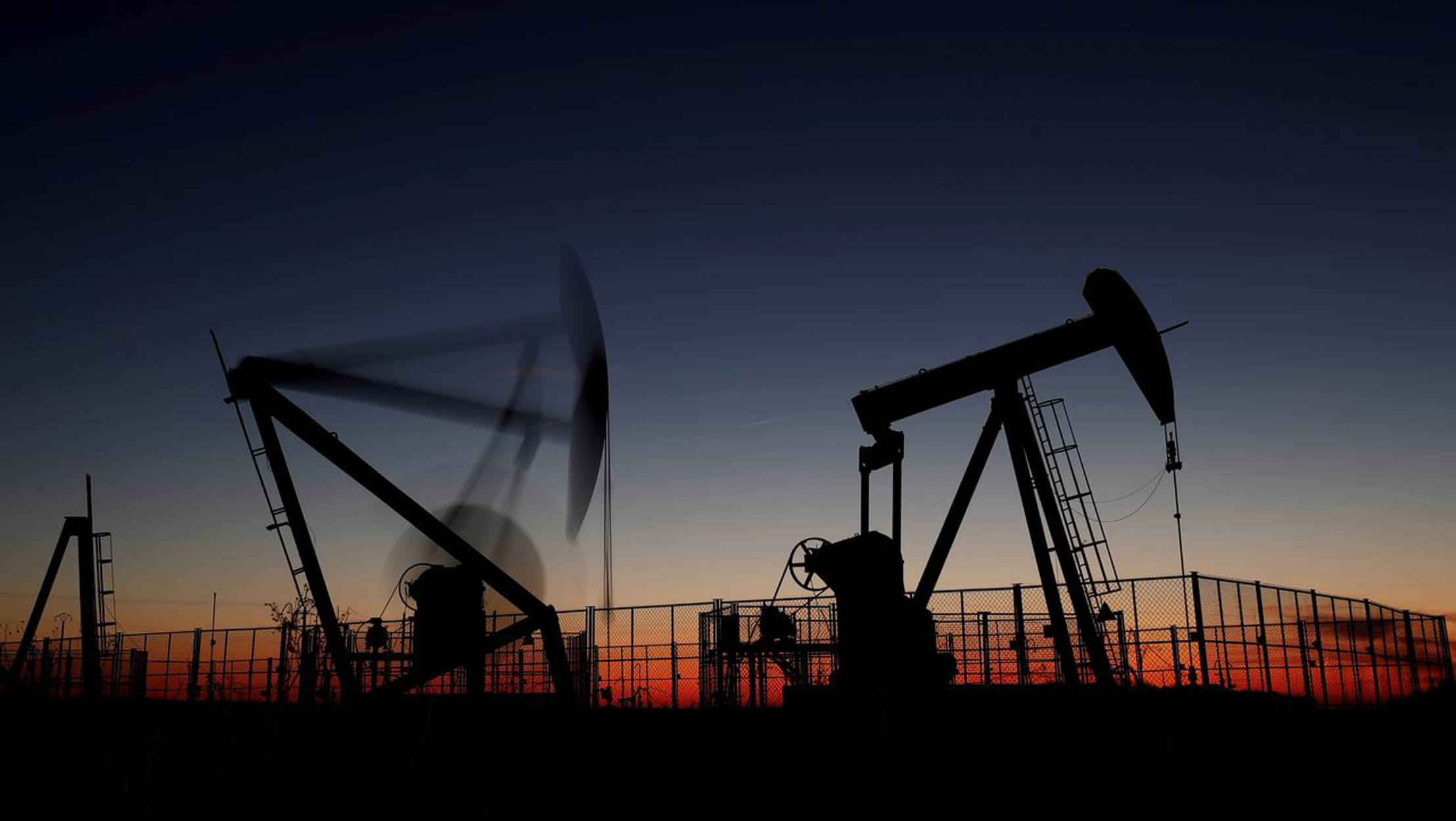 Άλμα της τιμής του πετρελαίου ενόψει νέων κυρώσεων στη Ρωσία – Βενζίνη 2,5 ευρώ στην Ελλάδα «βλέπουν» παράγοντες της αγοράς
