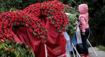 Λουλούδια και στεφάνια για την 48η επέτειο του Πολυτεχνείου – Άνοιξε τις πύλες του από το πρωί