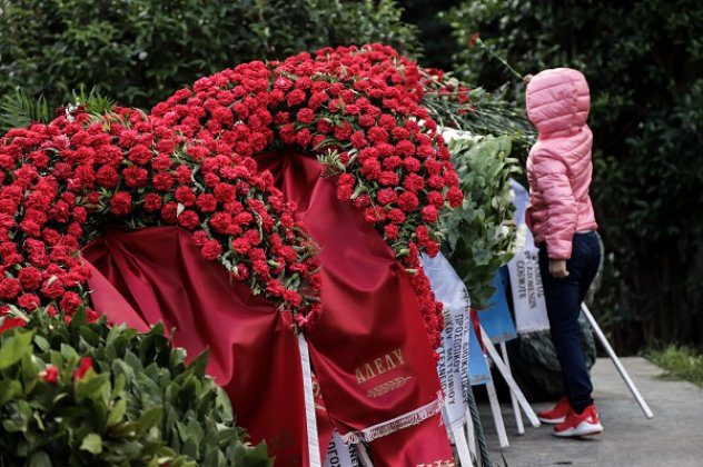 Λουλούδια και στεφάνια για την 48η επέτειο του Πολυτεχνείου – Άνοιξε τις πύλες του από το πρωί