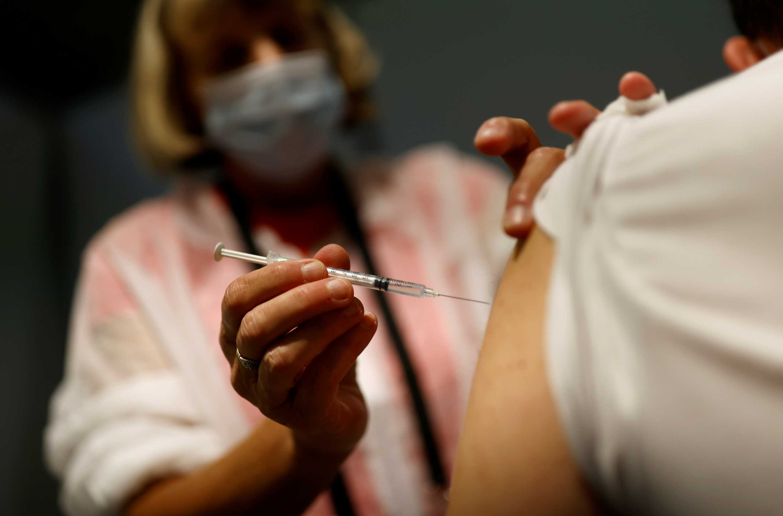 Ανησυχία για τη χαμηλή εμβολιαστική κάλυψη ενώ η μετάλλαξη «Ομικρον» εξαπλώνεται