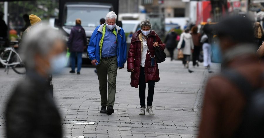 epa08792821 Pedestrians wearing face masks walk through downtown Munich, Germany, 02 November 2020. Germany imposed a month-long nationwide partial lockdown starting 02 November in an effort to slow a second wave of infections of COVID-19.  EPA/PHILIPP GUELLAND