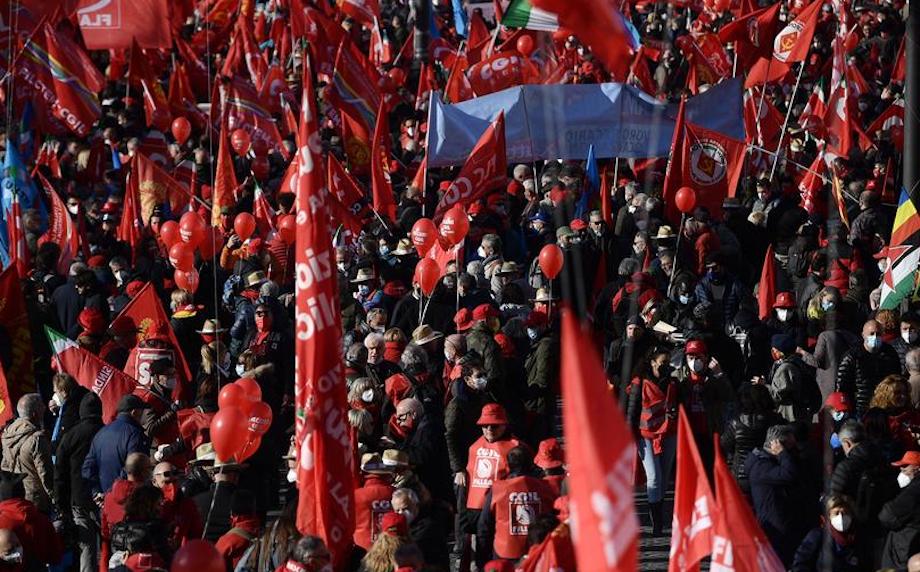 Εντυπωσιακή η συμμετοχή των Ιταλών στη γενική απεργία της Πέμπτης