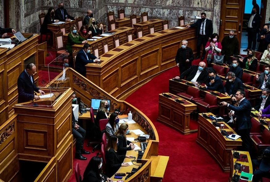 Κόντρα Τσίπρα – Γεραπετρίτη στη Βουλή: Γεραπετρίτης: Ώρα να πηγαίνετε – Τσίπρας: Δεν είστε καν εκλεγμένος βουλευτής