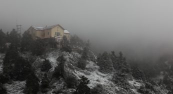 «Πρώτα χιόνια» στην Πάρνηθα – Καταιγίδες αύριο το πρωί στην Αττική