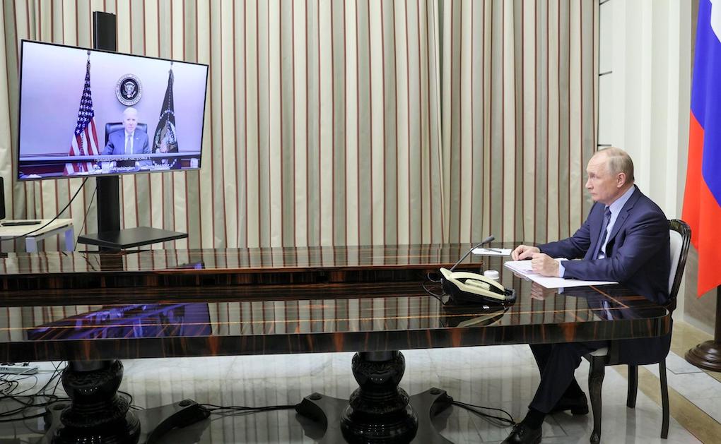 Mπάιντεν και Πούτιν αναζητούν διέξοδο στην κρίση της Ουκρανίας τηλεφωνικώς