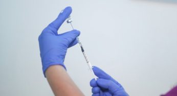 Τι οδήγησε στην κυβερνητική απόφαση για υποχρεωτικό εμβολιασμό στους άνω των 60 – Αντιδράσεις από την αντιπολίτευση
