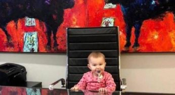 Ένα μωρό στην καρέκλα του Τσίπρα