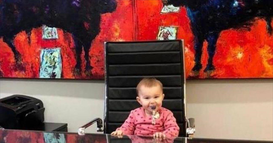 Ένα μωρό στην καρέκλα του Τσίπρα