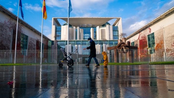 Αντιδράσεις και σύγχυση στη Γερμανία για τα νέα μέτρα κατά της «Όμικρον»