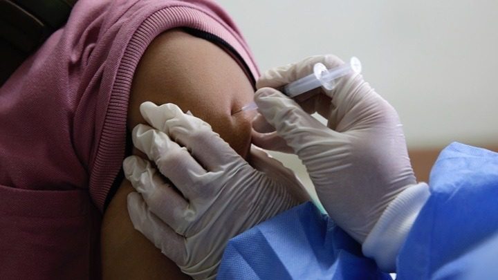Ιταλία: 50χρονος πήγε να κάνει το εμβόλιο φορώντας… ψεύτικο χέρι σιλικόνης