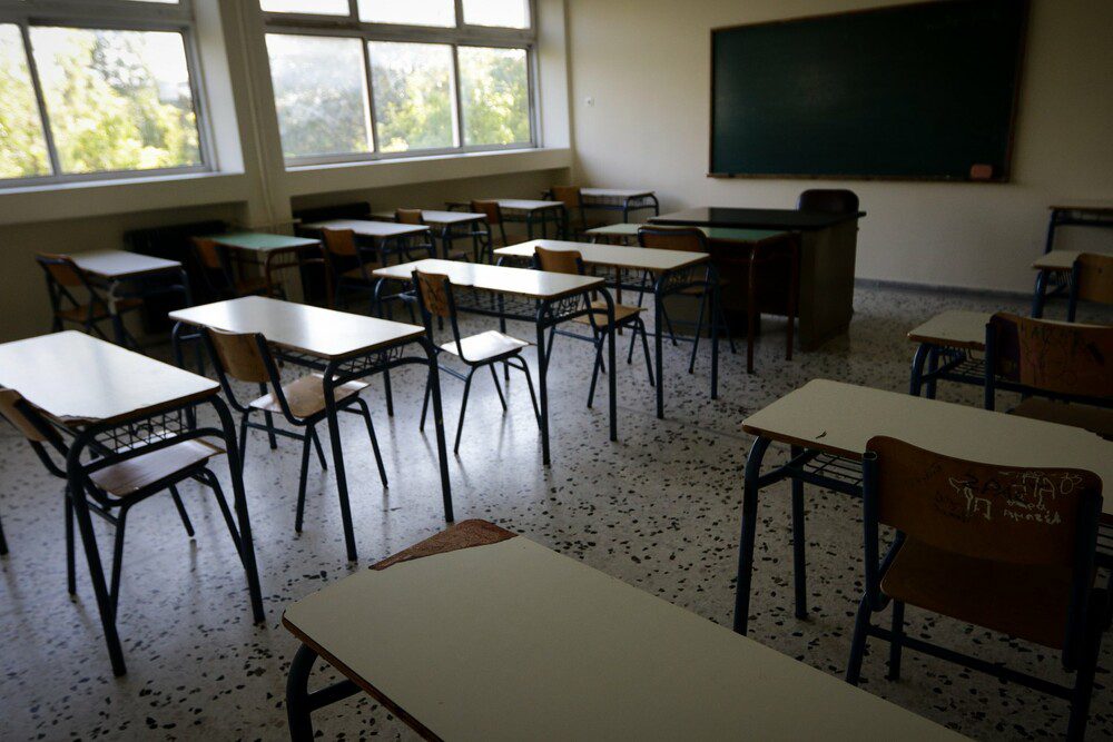 Επιμένει η κυβέρνηση για άνοιγμα των σχολείων στις 10 Ιανουαρίου