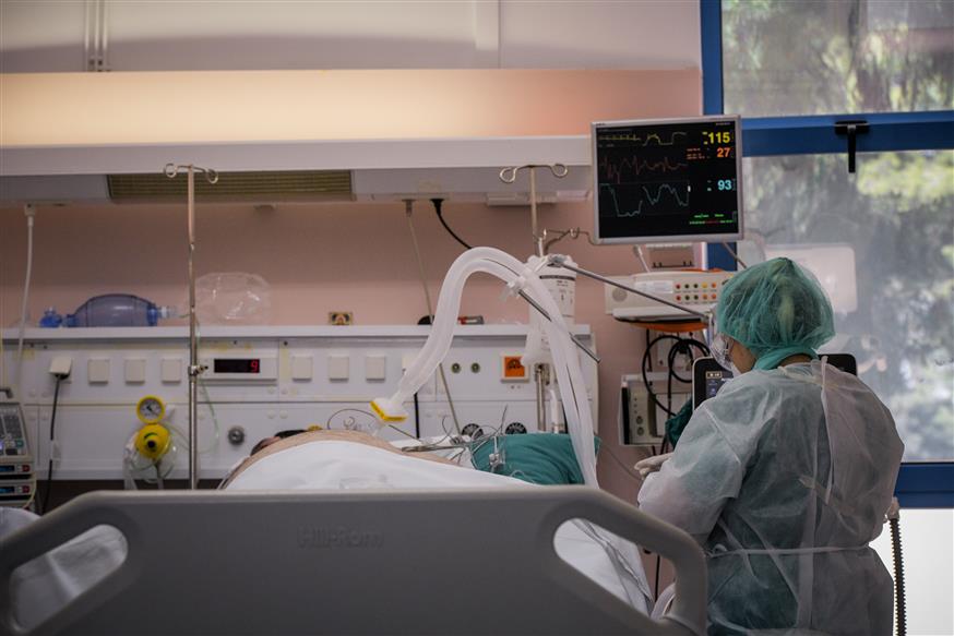 Πνευμονολόγος στο Ιπποκρτάτειο Θεσσαλονίκης: Ανεμβολίαστοι κλαίνε μετανιωμένοι στα νοσοκομεία
