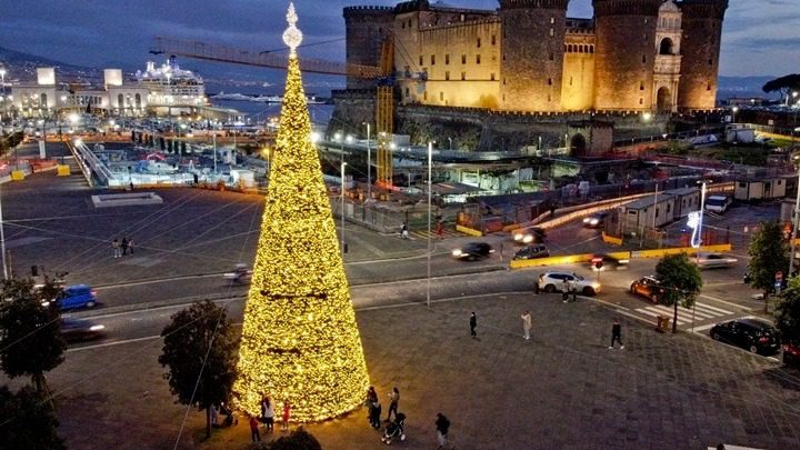 Ιταλία: 8 εκατ. Ιταλοί ακυρώνουν τις Χριστουγεννιάτικες διακοπές τους – Υποχρεωτική η μάσκα σε ανοικτούς χώρους στη Ρώμη