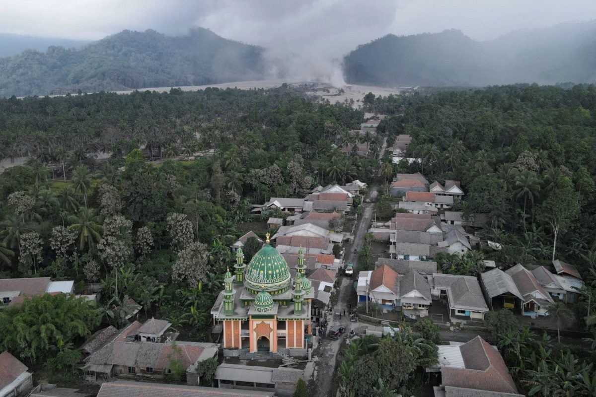 Σε κίνδυνο η Ιάβα: Εξερράγη ξανά το ηφαίστειο Σεμέρου – Τουλάχιστον 22 οι νεκροί