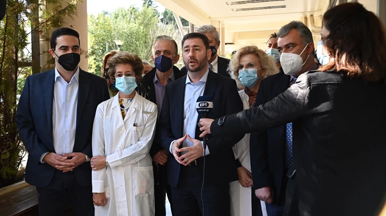 Πρώτη επίσκεψη Ανδρουλάκη στο Σωτηρία: Τεράστιες οι ευθύνες Μητσοτάκη για την πανδημία – ξεκινάμε εκστρατεία για το εμβόλιο