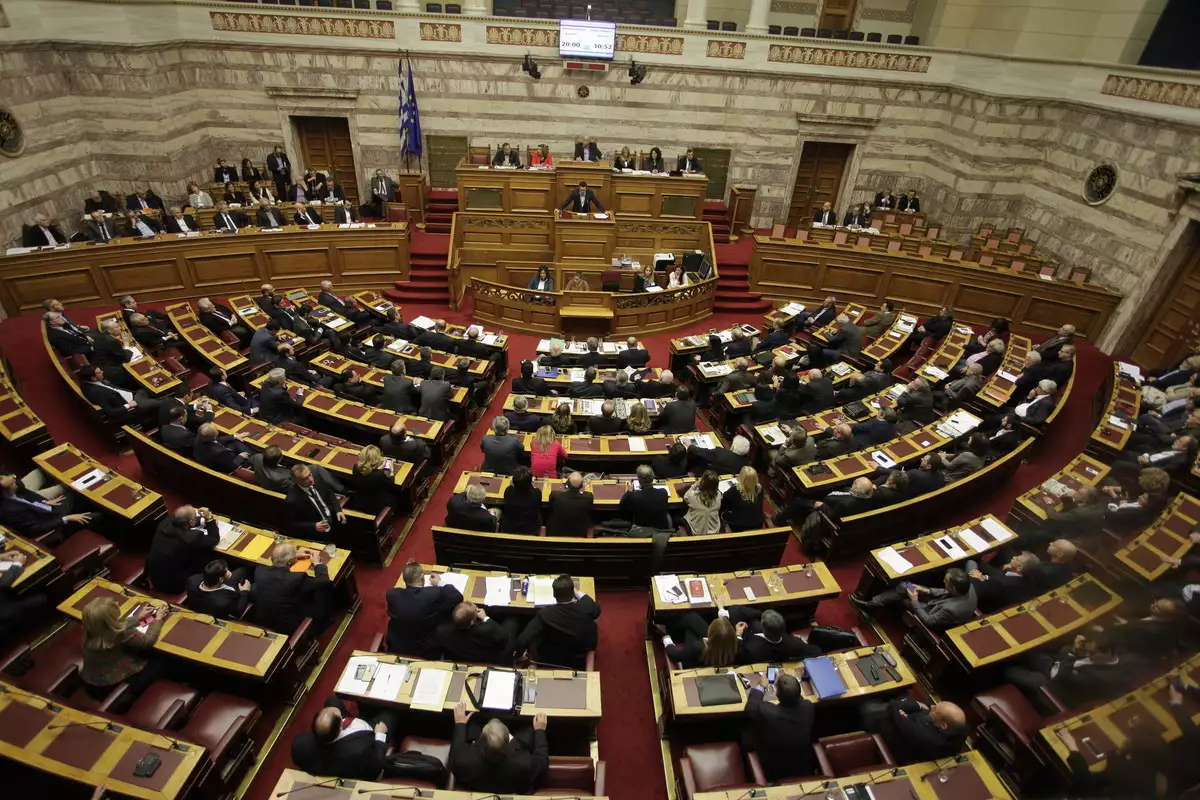 Mε 158 ψήφους υπέρ και 142 κατά, ψηφίστηκε ο κρατικός προϋπολογισμός – Σκληρή κόντρα Μητσοτάκη και Τσίπρα για πανδημία και οικονομία