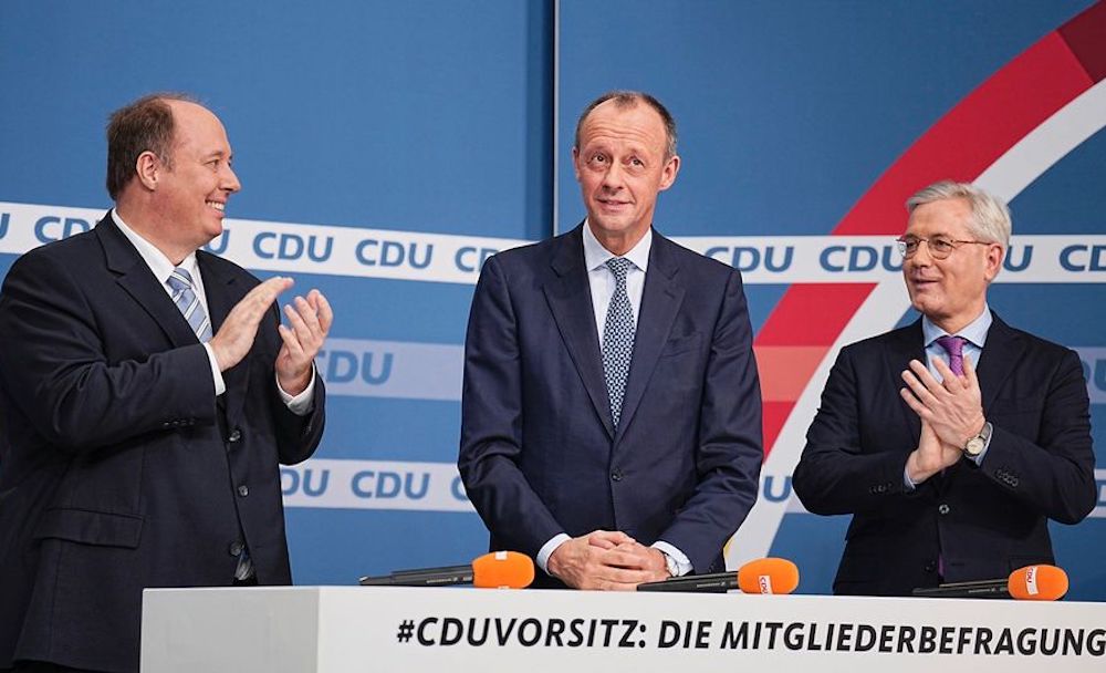 Ο Φρίντριχ Μερτς (στη μέση) επικράτησε με άνεση των δύο αντιπάλων του στη διεκδίκση της προεδρίας της Χριστιανοδημοκρατικής Ενωσης.