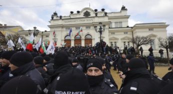 Βουλγαρία: Συγκρούσεις αντιεμβολιαστών – αστυνομίας έξω από το Κοινοβούλιο