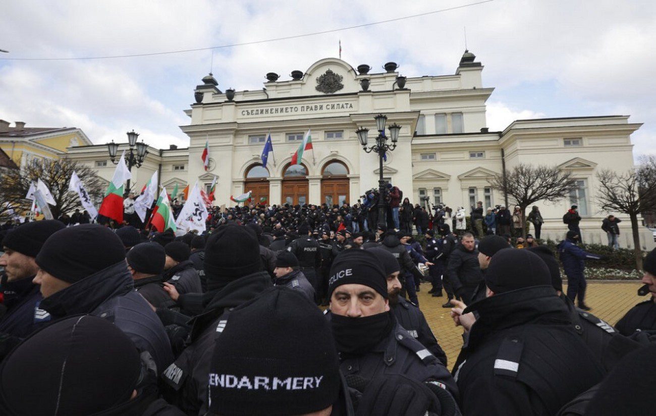 Βουλγαρία: Συγκρούσεις αντιεμβολιαστών – αστυνομίας έξω από το Κοινοβούλιο