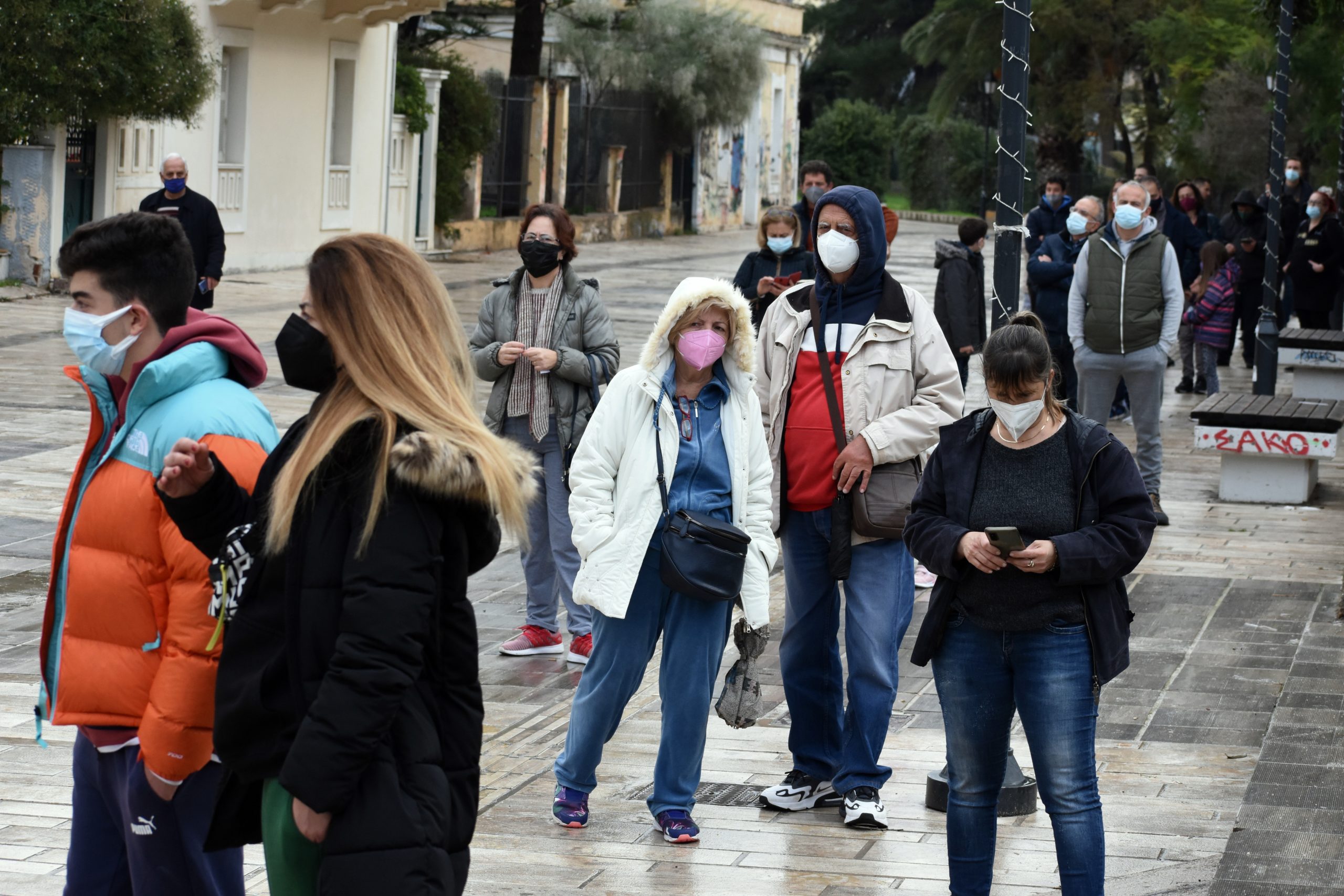 Ένας στους τρεις μεταδίδουν τον κορονοϊό μετά την πενθήμερη καραντίνα