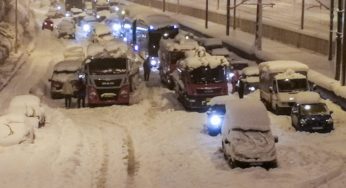 Είκοσι ώρες εγκλωβισμένοι στην Αττική Οδό – Συνεχίζεται η επιχείρηση απεγκλωβισμού των οδηγών