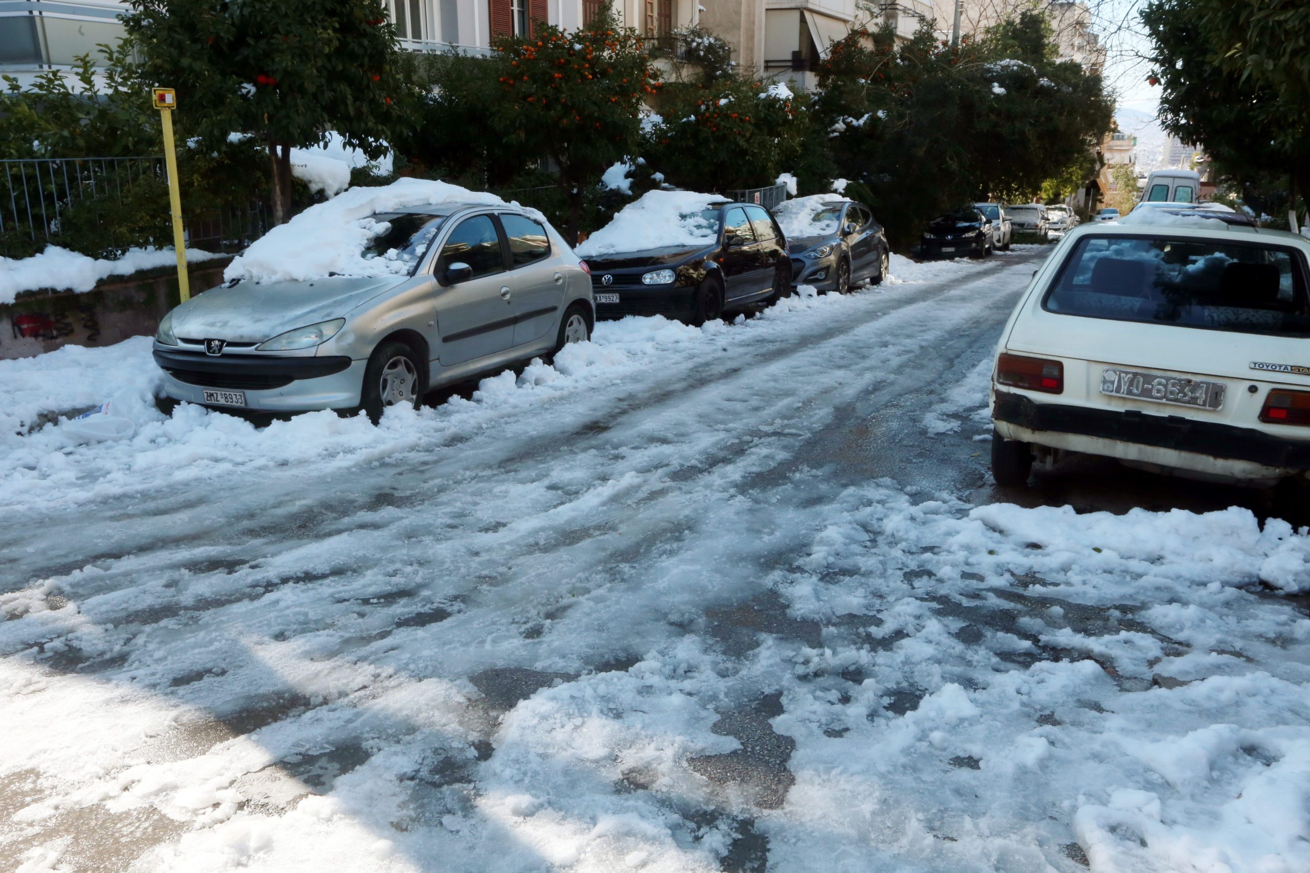 Προβλήματα χωρίς τέλος με αποκλεισμένους δρόμους και νοικοκυριά χωρίς ρεύμα