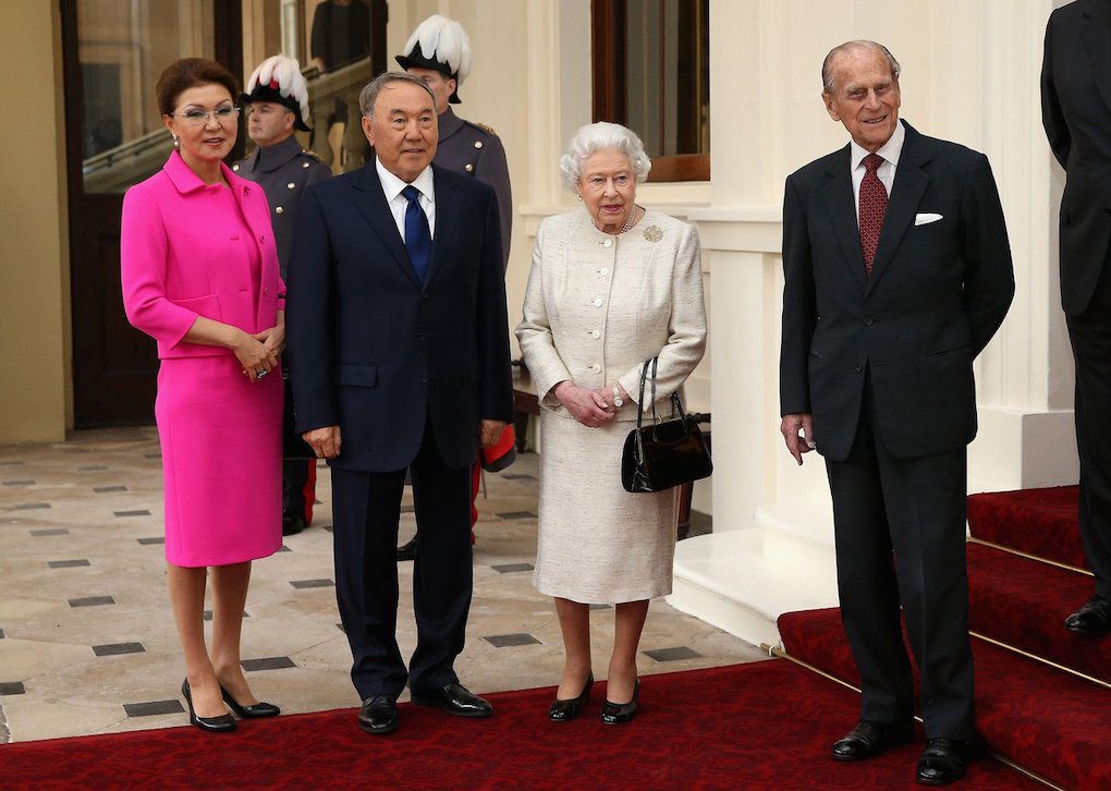 Αναμνηστική φωτογραφία από την επίσκεψη του Ναζαρμπάγιεφ στην Βασίλισσα το Νοέμβριο του 2015.