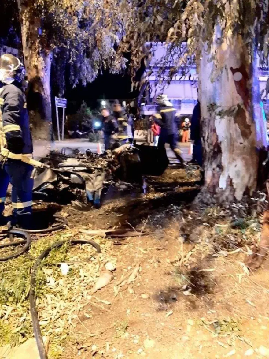 Βούλα: Σοκαριστικό δυστύχημα με έναν νεκρό – Ferrari καρφώθηκε σε δέντρο και τυλίχθηκε στις φλόγες