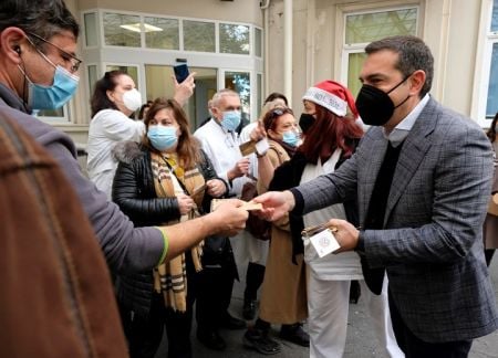 Τσίπρας στο Αλεξάνδρα: Μια νέα κυβέρνηση το 2022 θα στηρίξει γιατρούς και νοσηλευτές