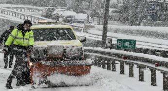 «Βούλιαξε» στο χιόνι το Κράτος – Εικόνες χάους παρά τις προειδοποιήσεις (βίντεο)