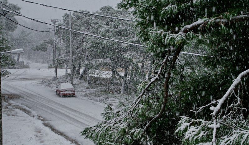 Σαρώνει το μεγαλύτερο μέρος της χώρας ο «Διομήδης» – Καταιγίδες, άνεμοι 10 μποφόρ και χιόνια στην Αττική