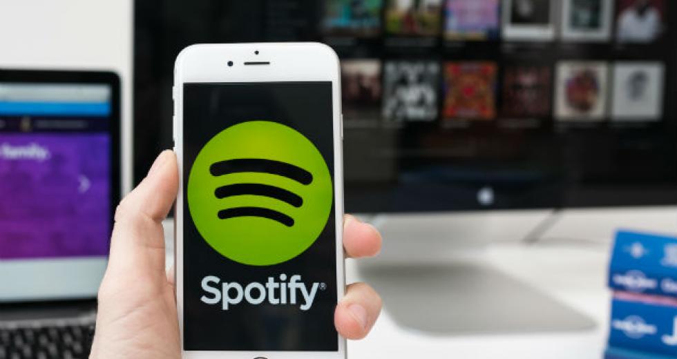 Κατακραυγή κατά του Spotify για φιλοξενία «ψεκασμένου» περιεχομένου σχετικά με την Covid