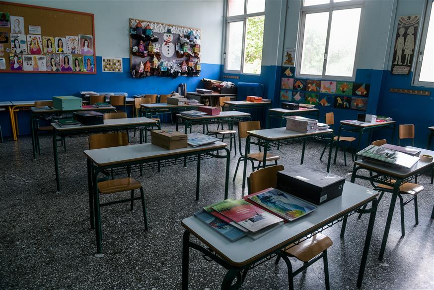 Οι ευρωπαϊκές χώρες αναστέλλουν τη λειτουργία μιας σχολικής τάξης μετά από 1-3 κρούσματα – Στην Ελλάδα ισχύει το 50%+1