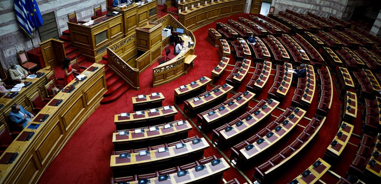 Βουλή: Αποκλεισμό μαρτύρων και μη κατάθεση ουσιαστικών εγγράφων καταγγέλλει η αντιπολίτευση για το πόρισμα της “Λίστας Πέτσα”