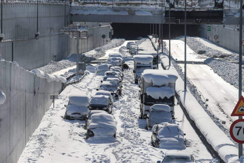 Εγκλωβισμένα αυτοκίνητα στην Αττική Οδό, στην έξοδο για την Δουκίσσης Πλακεντίας, από την ισχυρή χιονόπτωση που προκάλεσε η κακοκαιρία "Ελπίς", Τρίτη 25 Ιανουαρίου 2022.
(ΣΩΤΗΡΗΣ ΔΗΜΗΤΡΟΠΟΥΛΟΣ/EUROKINISSI)